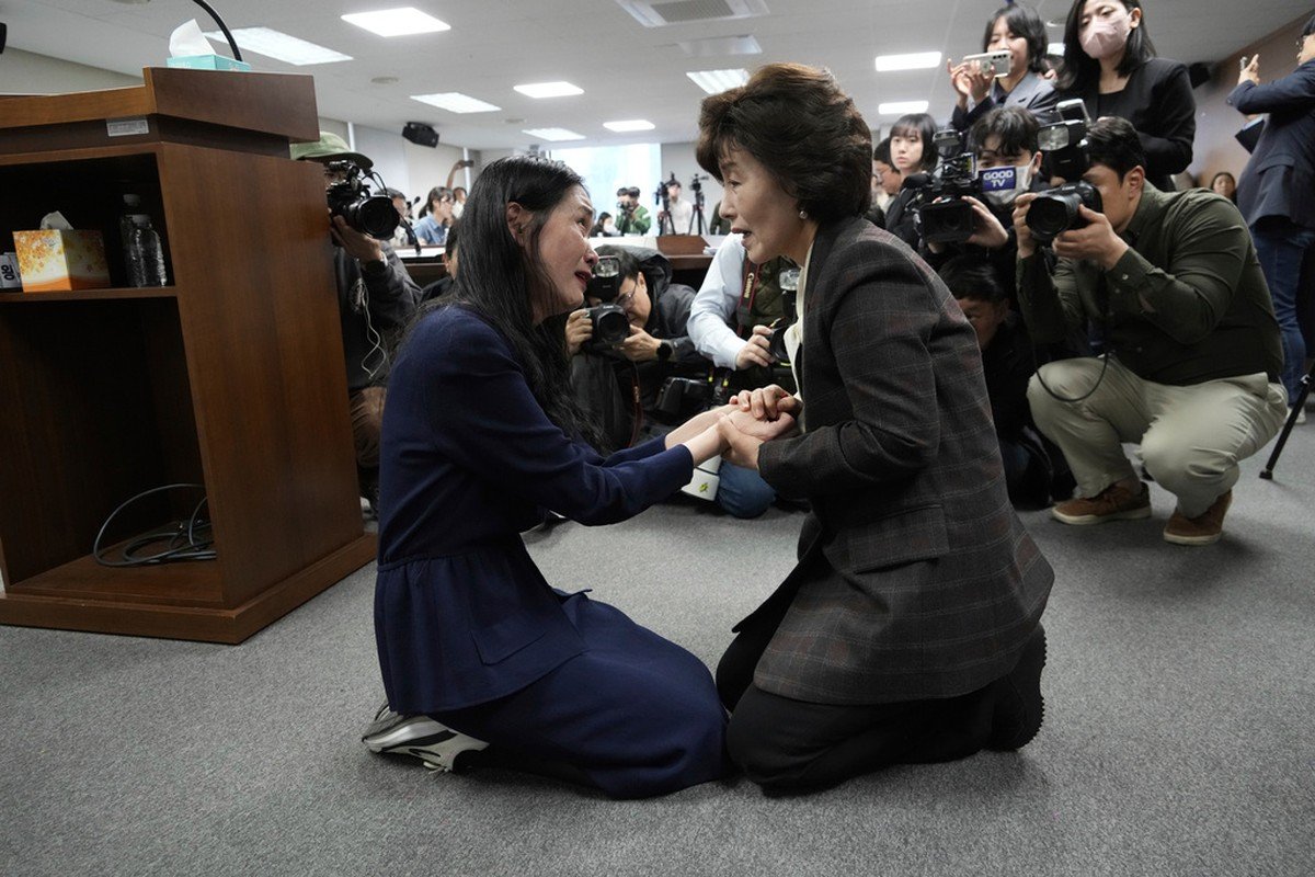 1 de 1
A presidente da Comissão de Verdade e Reconciliação, Park Sun Young (à direita), conforta a adotada Yooree Kim durante uma coletiva de imprensa — Foto: AP Photo/Ahn Young-joon