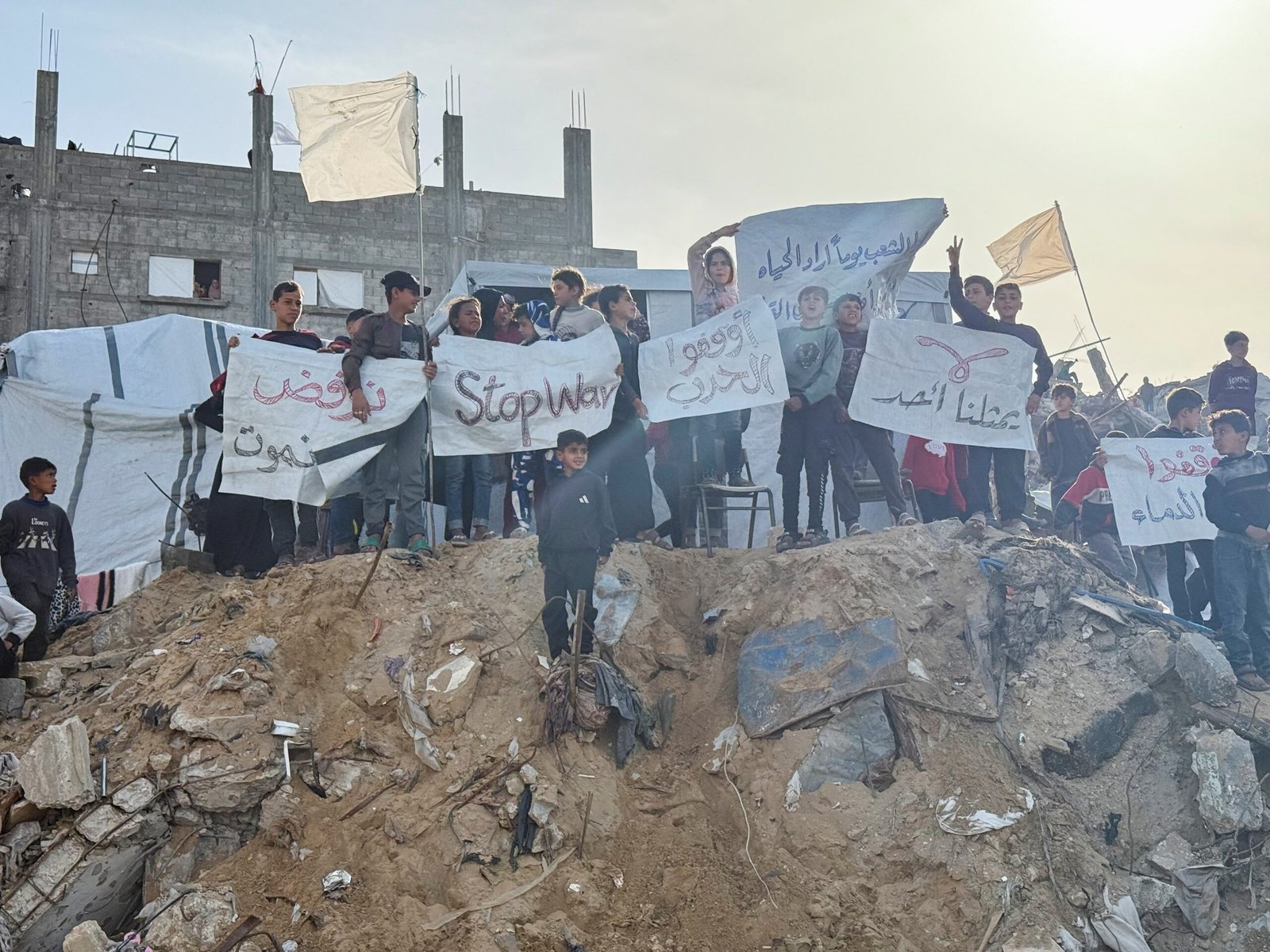  1 de 3Palestinos protestando contra o Hamas — Foto: REUTERS/Stringer 