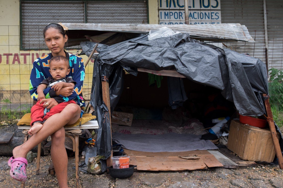  1 de 4Angélia Aguilera, 18, e o filho de 2 anos ao lado da barraca em que estão vivendo há cerca de 1 mês; 'Na rua é muito frio' — Foto: Inaê Brandão/G1 RR 