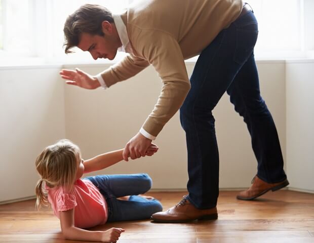 Por que bater nos filhos pode vir a ser totalmente proibido no Reino Unido