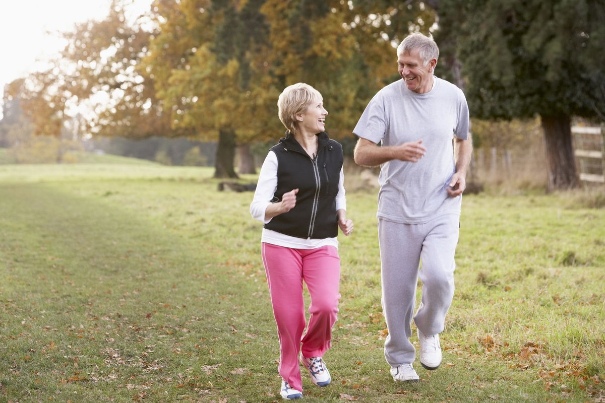 Descubra os 13 melhores exercícios para idosos com benefícios para a saúde