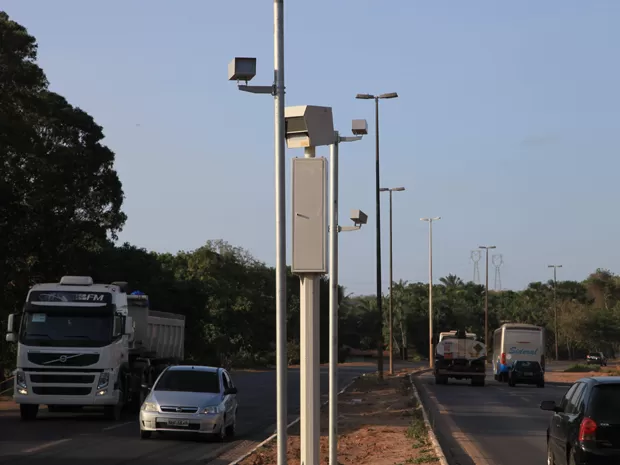 O DER inicia a instalação de pardais inteligentes que medem a velocidade