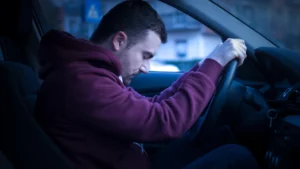 homem dormindo ao volante