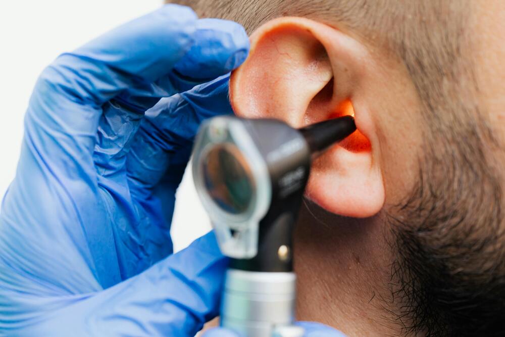 Orelha Inflamada: 8 Causas, Sintomas e Como Tratar