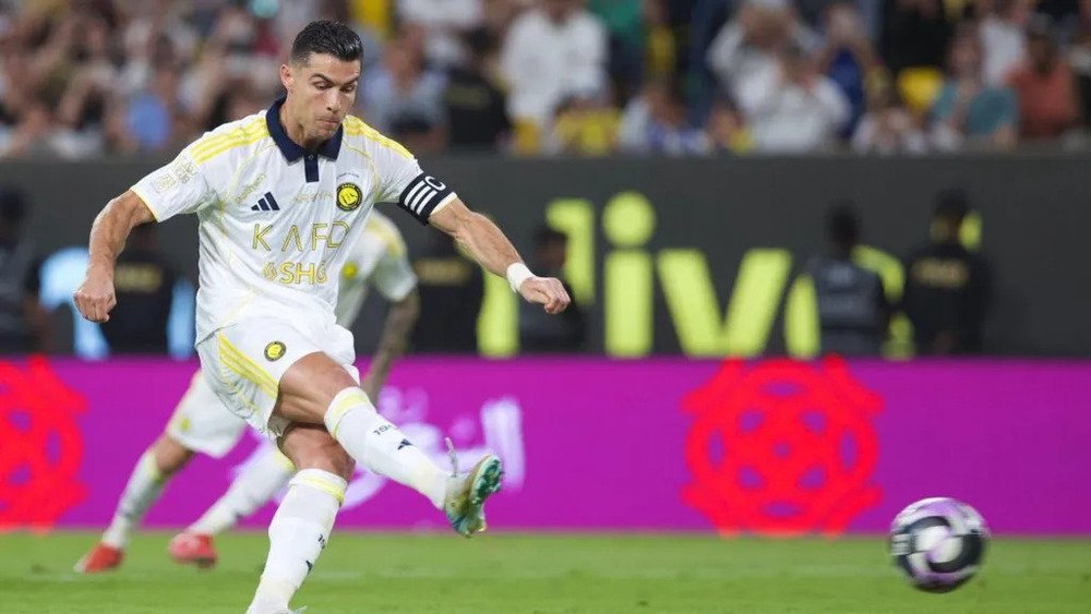 Cristiano Ronaldo Brilha com 3 gols e Al Nassr Goleia o Rio Ave em Amistoso de Pré-Temporada no Estádio do Algarve
