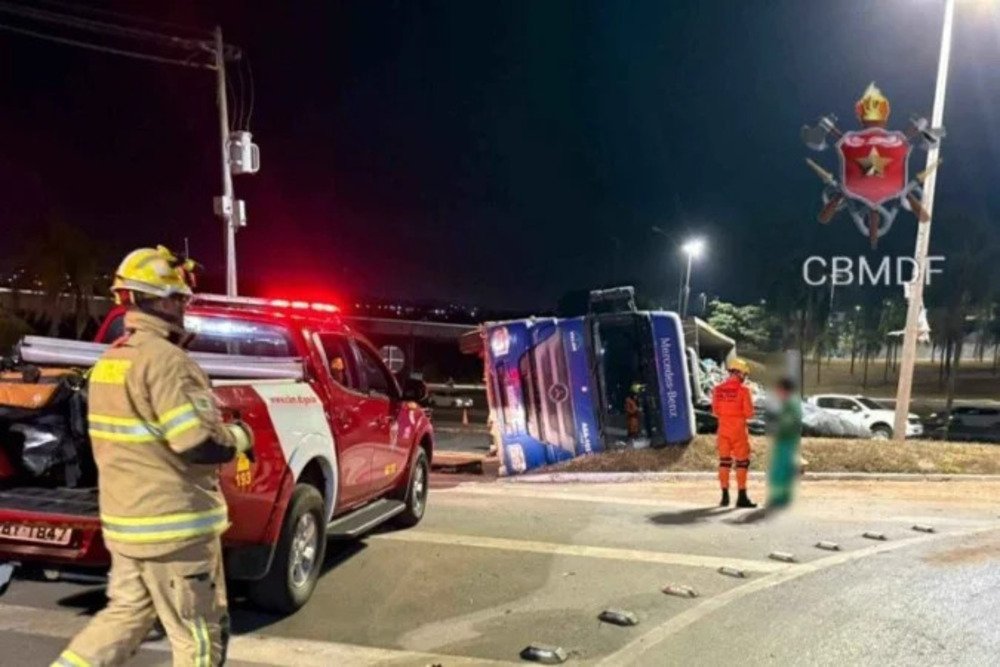 Carreta Carregada de Entulho Tomba na EPIA em Candangolândia