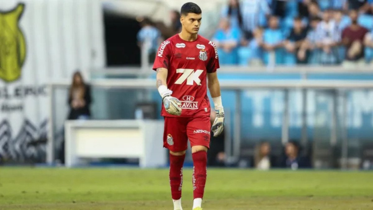Goleiro do Santos Sofre Lesão Grave e Deixa Campo de Ambulância