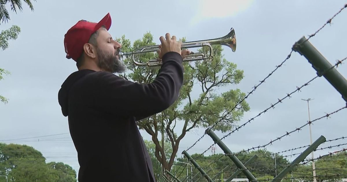 O trompetista Fabiano Duarte na Superintendência da PF em Brasília  • Reprodução: CNN Brasil