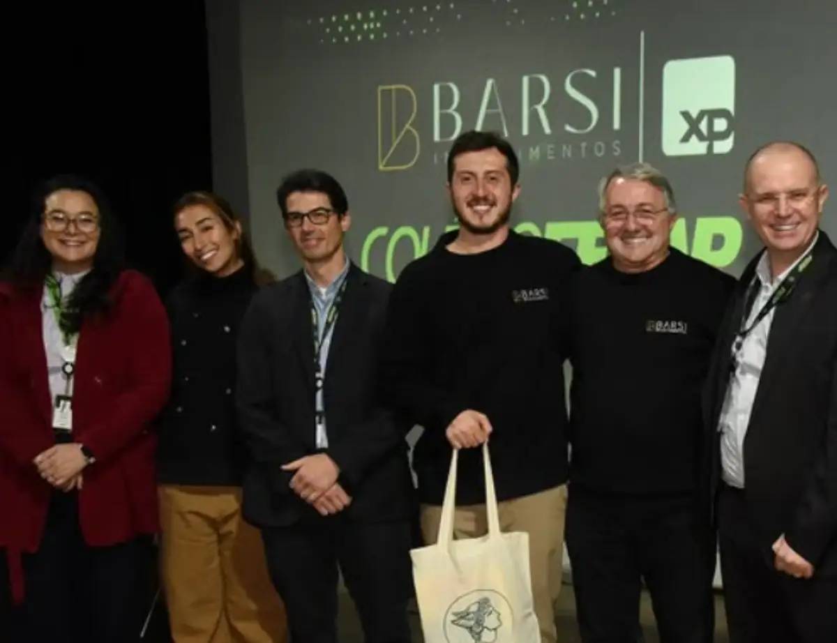 Imagem mostra parte da equipe da Barsi investimentos em evento da XP.