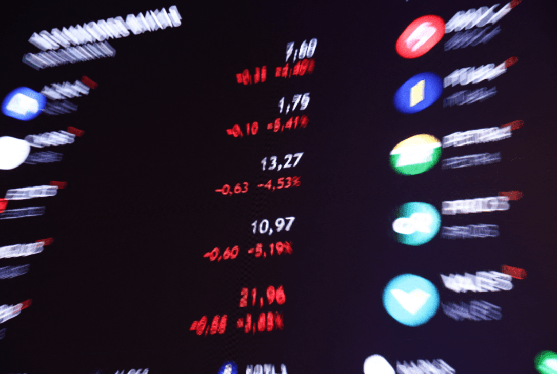 Painel eletrônico mostra cotações de ações na B3, em São Paulo 05/08/2024 REUTERS/Carla Car...