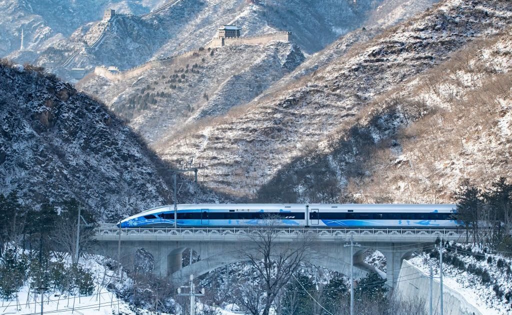 Trem-bala da linha ferroviária de alta velocidade Pequim-Zhangjiakou passa pela seção Juyonggu...