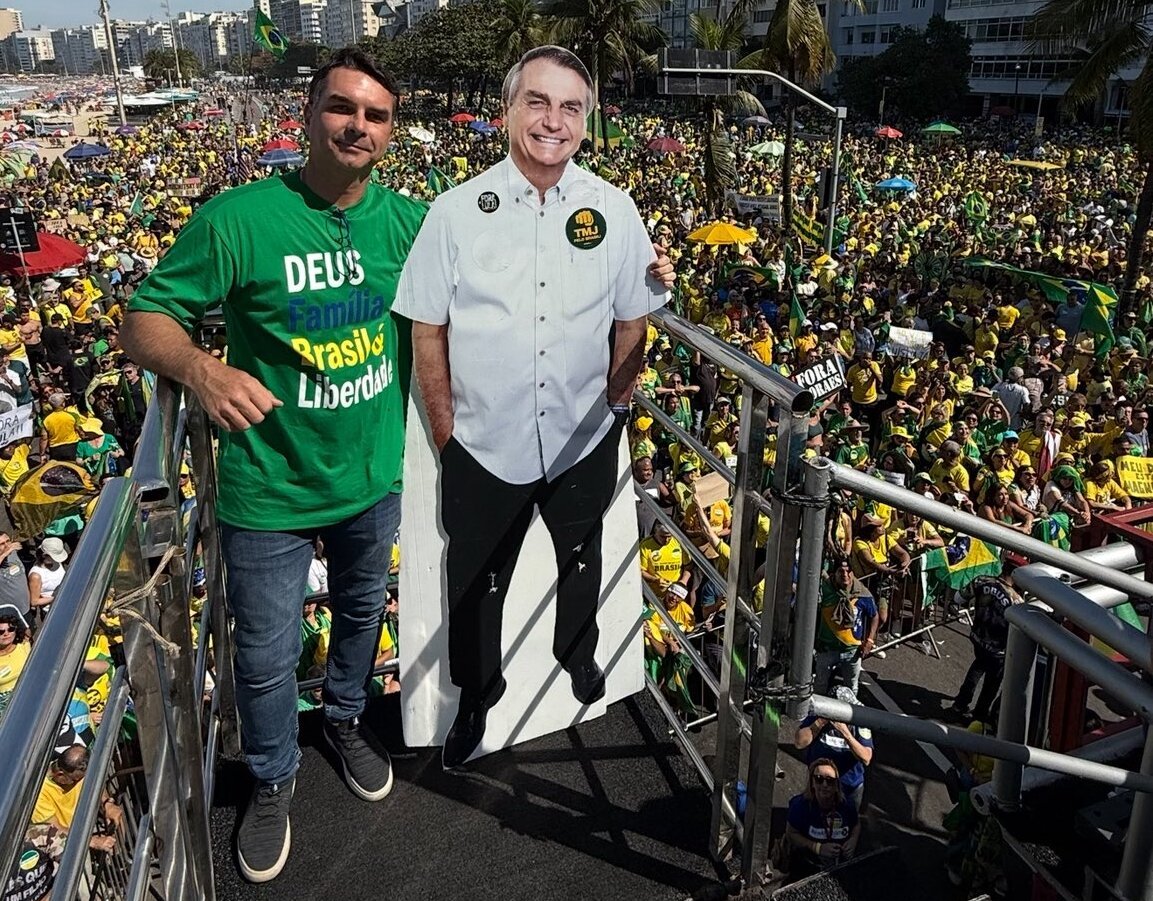 O senador Flávio Bolsonaro durante manifestação em Copacabana neste domingo, 3 (Reprodução/X)