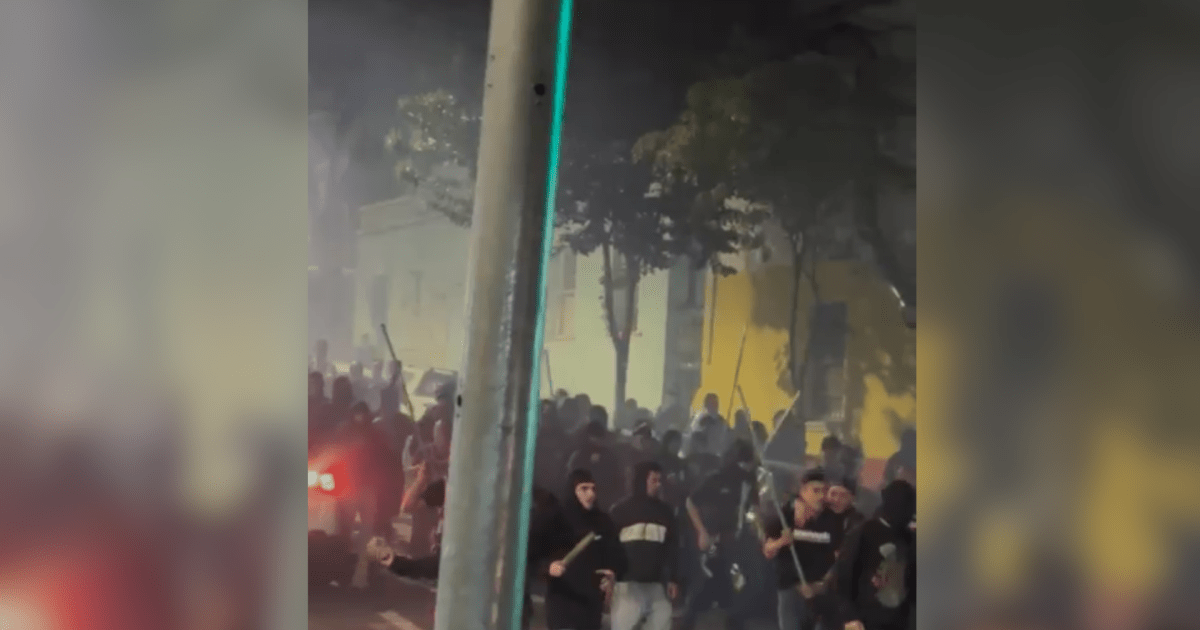 Imagens mostram o momento em que torcedores caminham armados com pedaços de pau, barras de ferro...