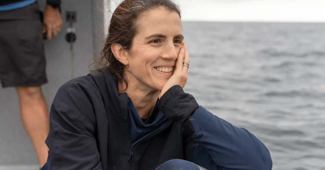 Tatiana fazendo uma reportagem na costa de Santa Bárbara em 2022, dois anos antes do diagnóstic...