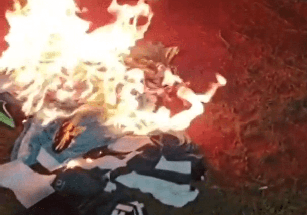 Torcedor queima coleção de camisas do Goiás  • Reprodução / Redes Sociais