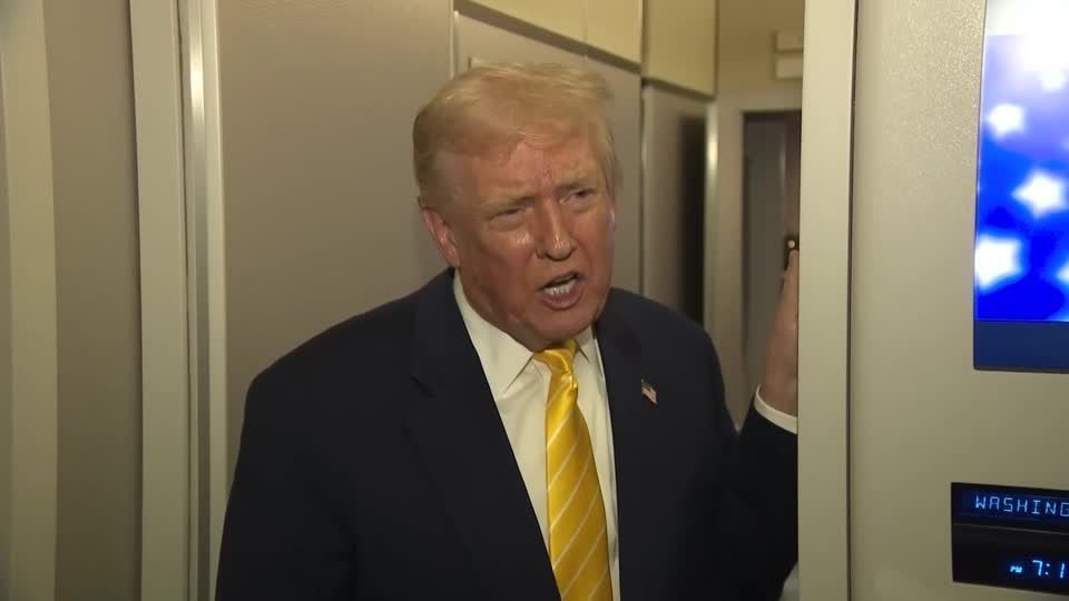 Trump conversa com a imprensa a bordo do Air Force One  • Reuters