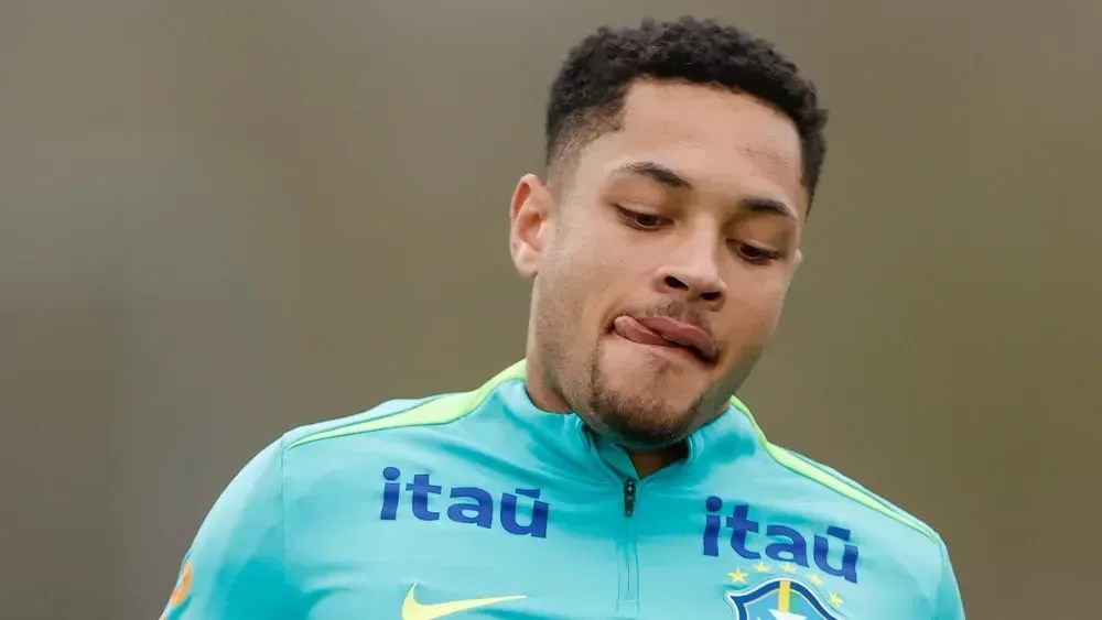 Vitor Roque, atacante do Palmeiras, em treinamento da Seleção Brasileira em Londres  • Rafae...