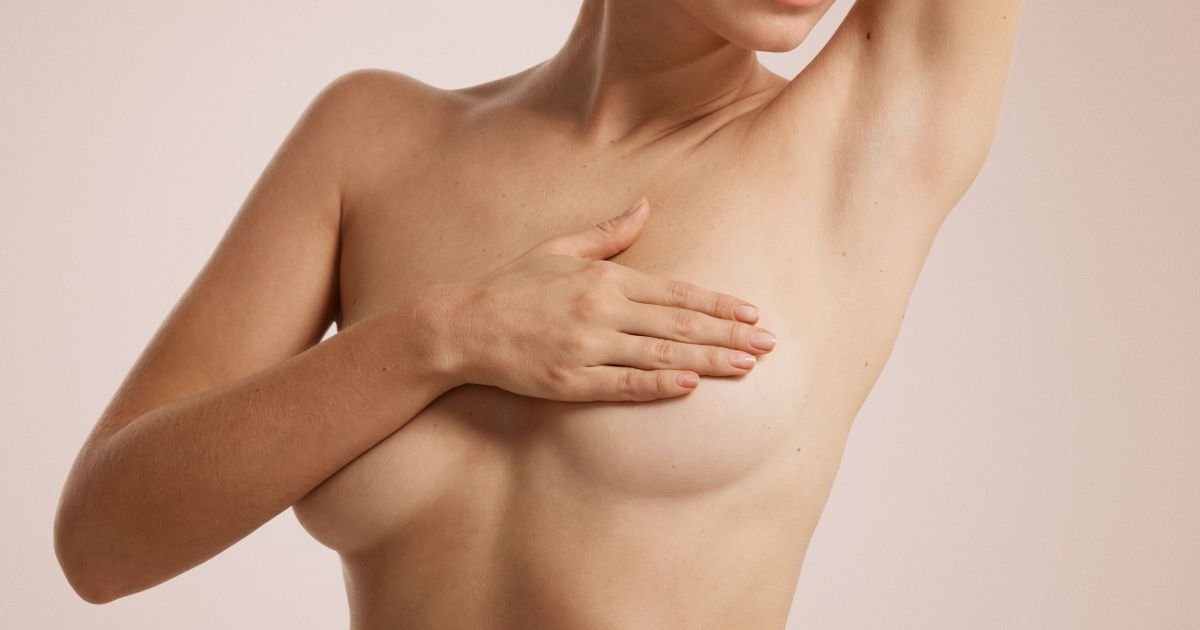 Exame do toque na mama, conhecido como autoexame, é forma de identificar alterações físicas n...