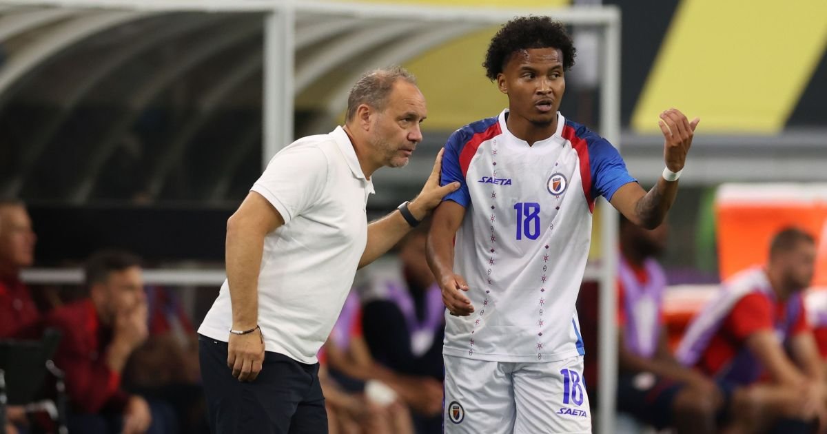 Sebastién Migne conversa com Providence durante jogo do Haiti  • Catherine Ivill - AMA/Getty ...