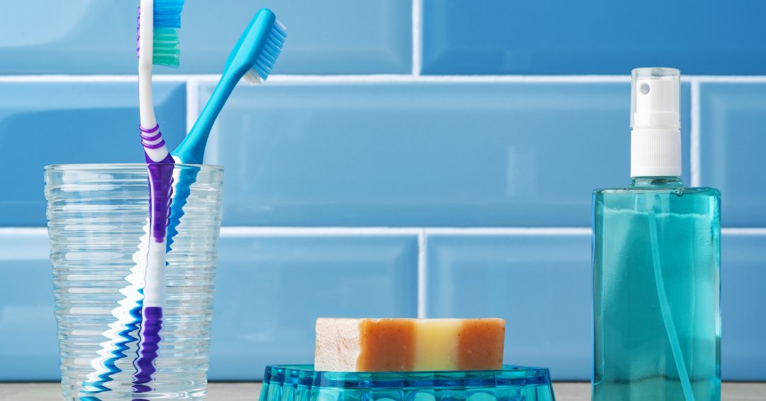 Armazenar a escova em local seco e arejado evita a proliferação de bactérias. (Design por Fre...