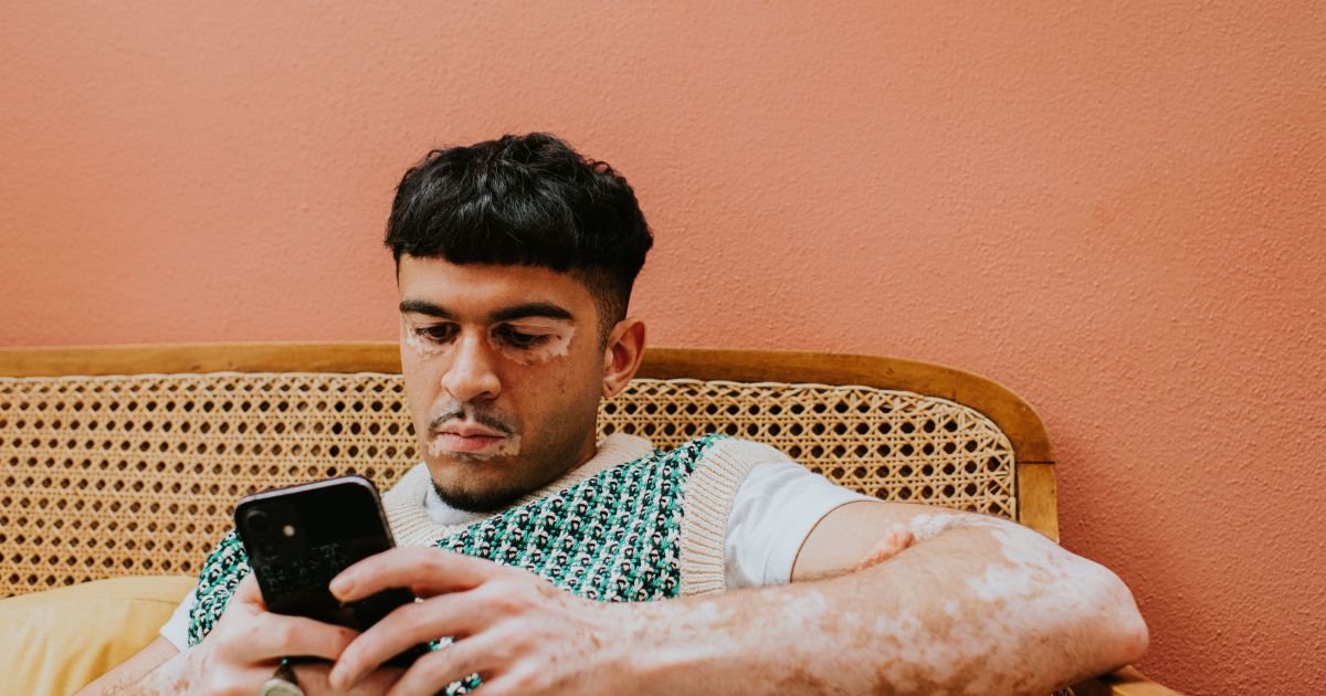 Uso do celular tem prejudica a coluna das pessoas  • Getty Images