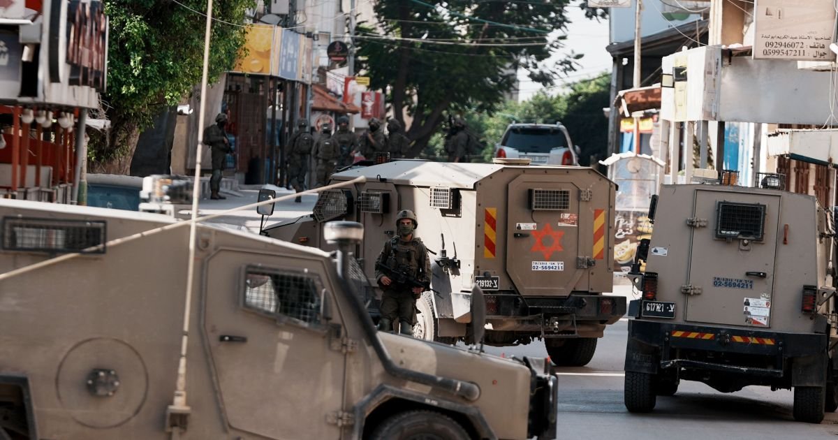 Soldados israelenses cercam o bairro de Kefr Saba em Qalqilya, Cisjordânia, em 4 de dezembro de ...