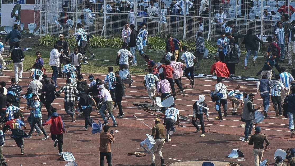 Torcedores invadem campo e atiram objetos após Messi deixar o estádio  • Debarchan Chatterje...