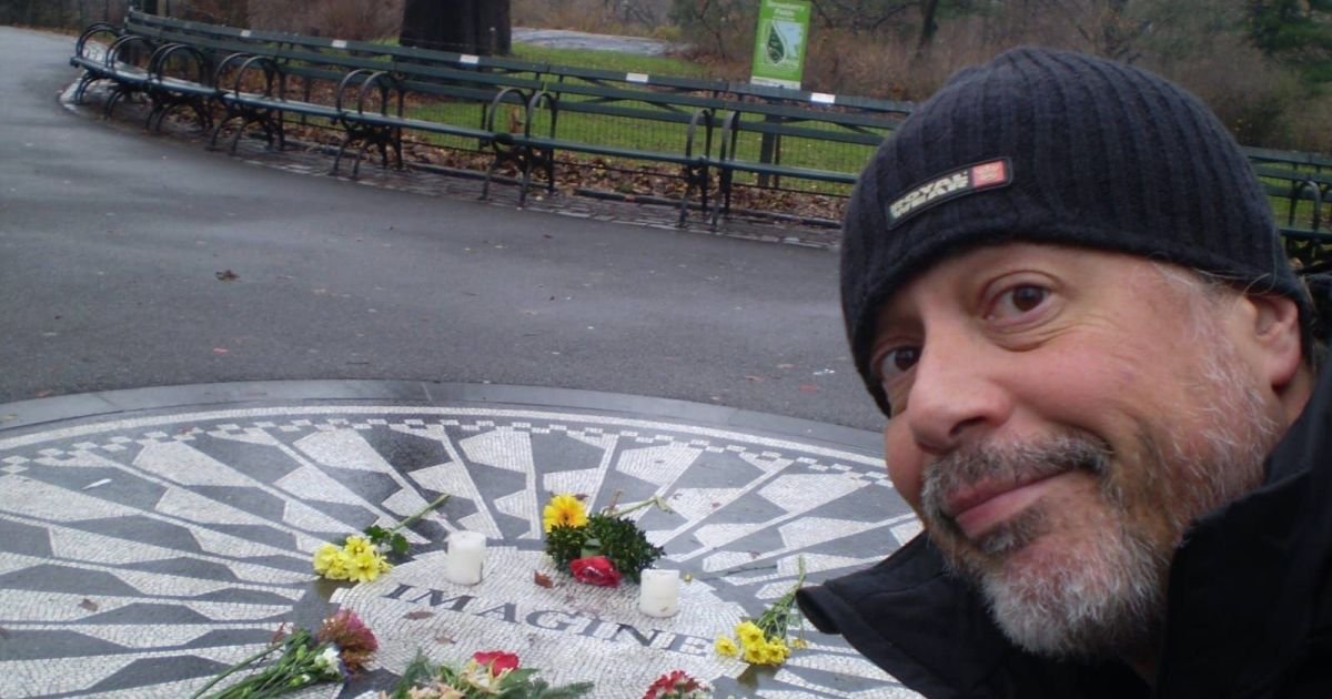 O vocalista das Velhas Virgens, Paulão de Carvalho, visita o memorial "Imagine" no Central Park,...