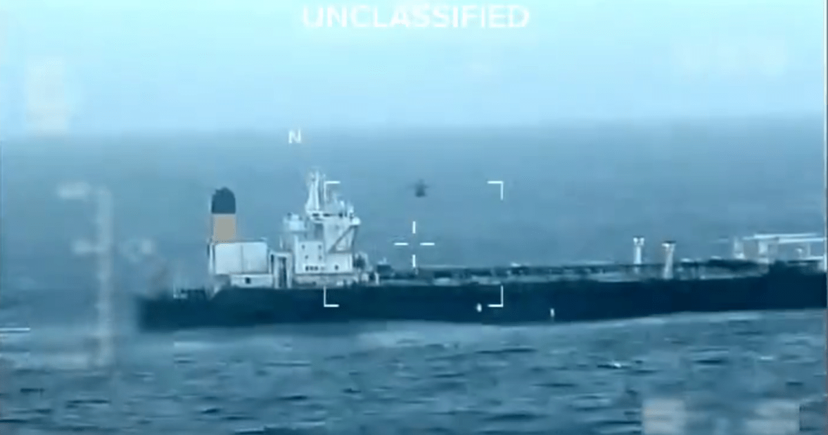 Vídeo divulgado pelos EUA mostra apreensão de segundo petroleiro na costa da Venezuela  • @S...