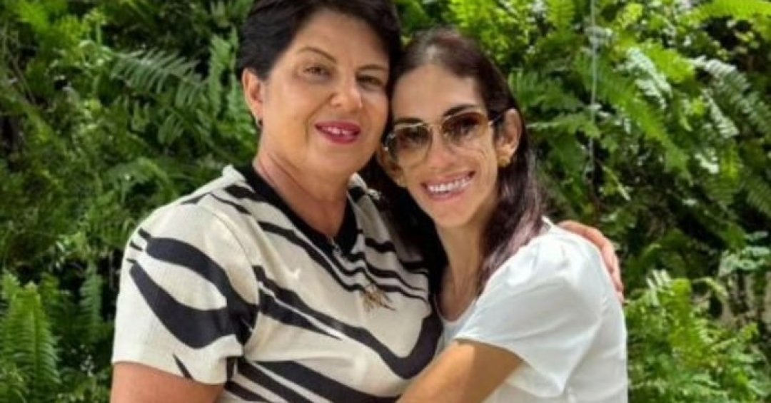 Virginia posa com a filha, Veruska, portadora de um tipo de lipodistrofia congênita (Arquivo Pe...