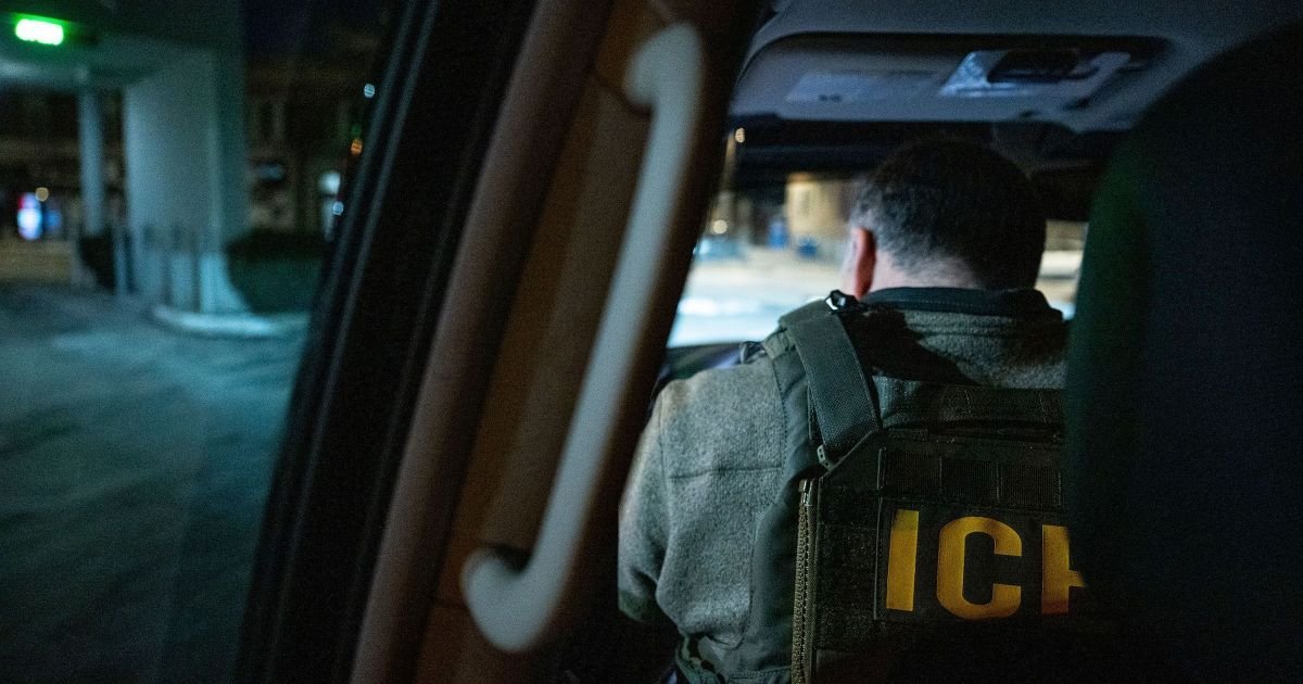 Um agente do Serviço de Imigração e Alfândega dos EUA espera em um veículo durante uma opera...