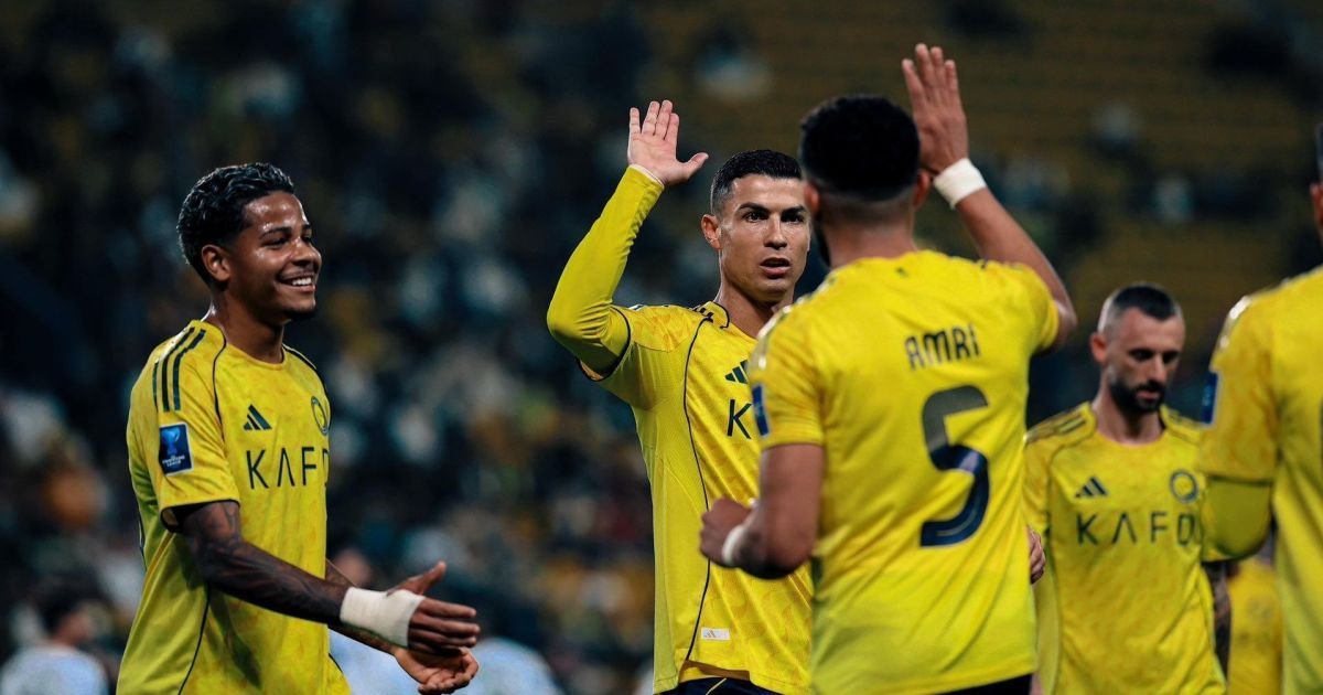 Wesley e Cristiano Ronaldo comemoram um dos gols do Al-Nassr sobre o Al-Zawraa pela Champions Lea...