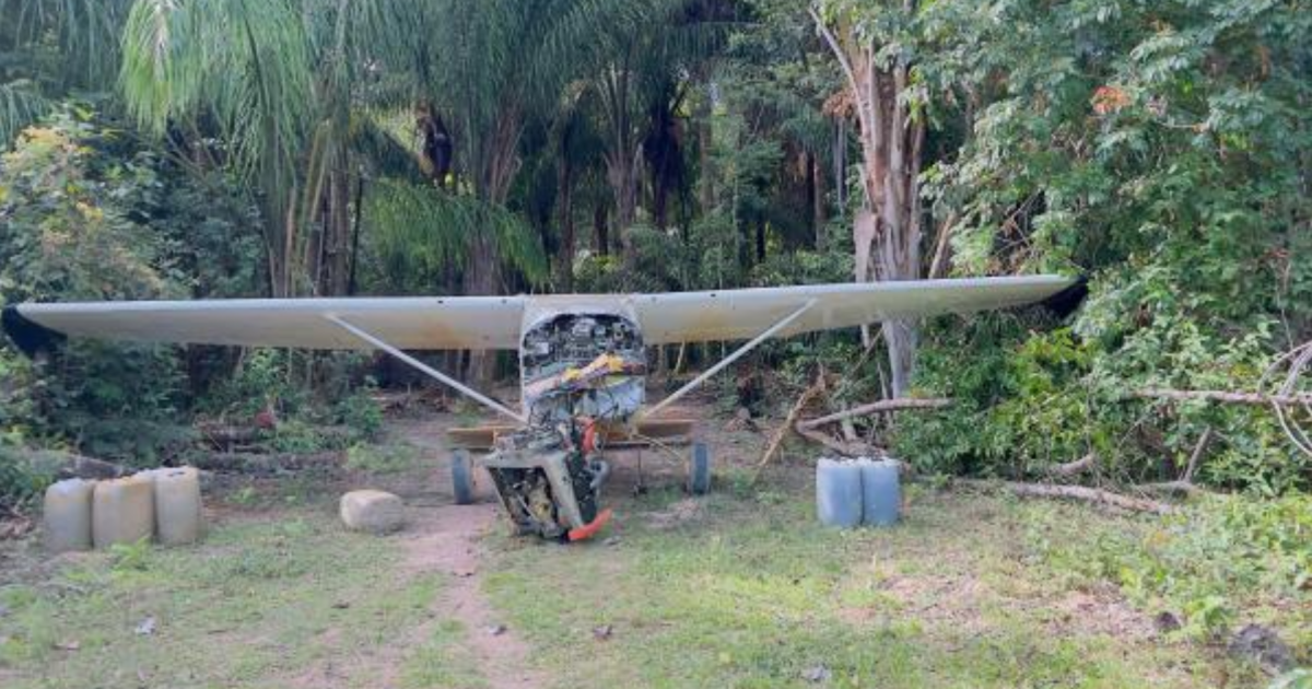 Aeronave foi encontrada abandonada em uma pista de terra  • Reprodução/FAB