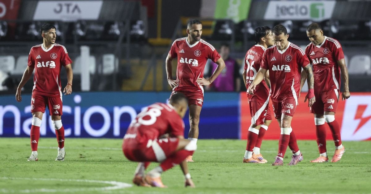 Jogadores do Inter reagem ao gol do São Paulo, em jogo do Brasileirão  • Photo by Alexandre ...