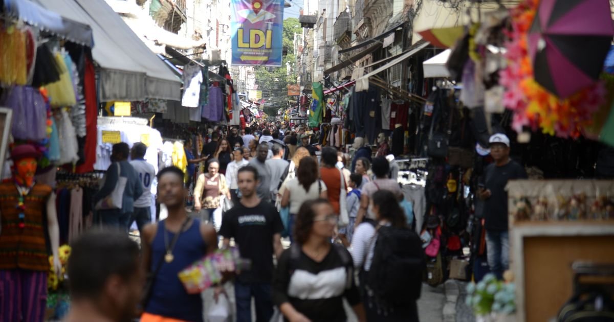 Pedestres nas ruas na tradicional área de compras do Saara, no centro do rio de Janeiro  • Fo...