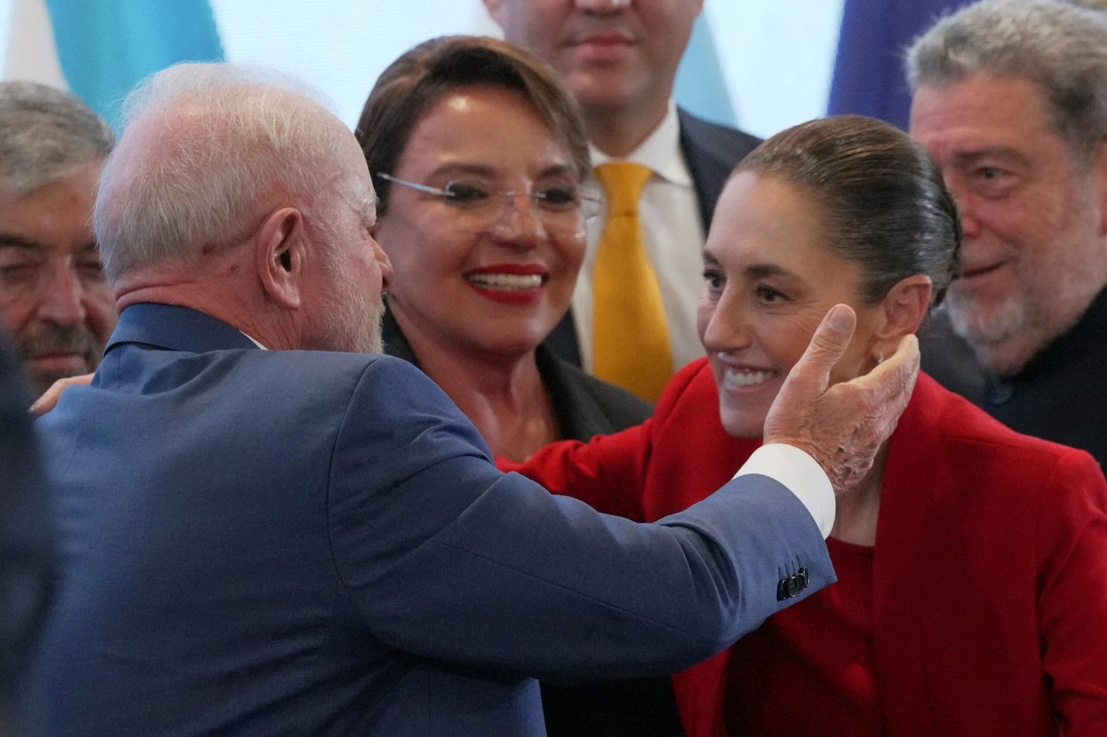 Lula cumprimenta Claudia Sheinbaum em cúpula em Honduras, em abril 09/04/2025 REUTERS/Fredy Rodr...