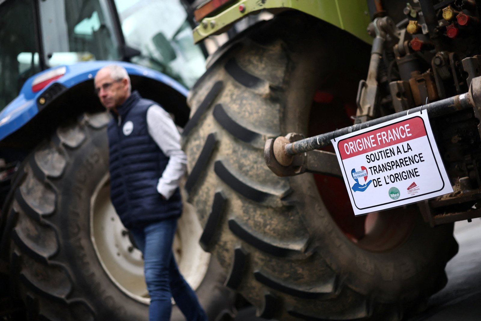 Agricultores franceses se reúnem com seus tratores em frente à Prefeitura de Vendee durante um ...