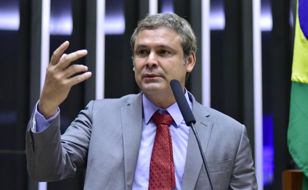 O deputado federal Lindbergh Farias (PT-RJ) discursa da tribuna do plenário da Câmara (Foto: Ze...