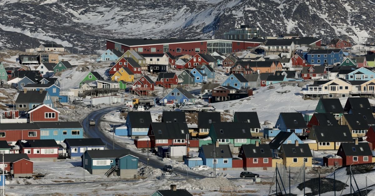 A vila de Ilulissat, com uma população de aproximadamente 4.000 habitantes, está situada entre...
