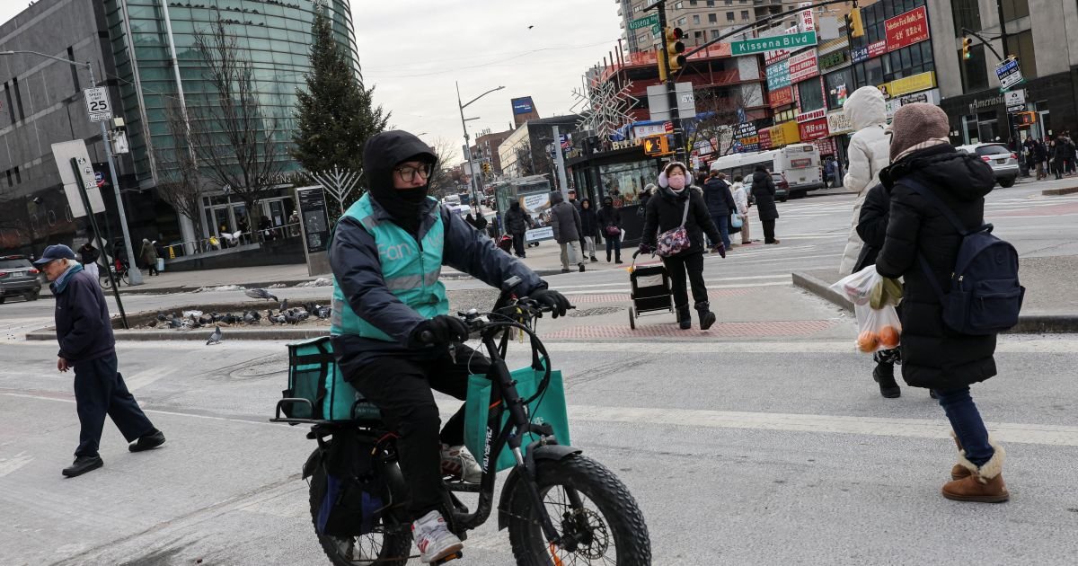 Entregador na cidade de Nova York  • REUTERS/Tyrone Siu