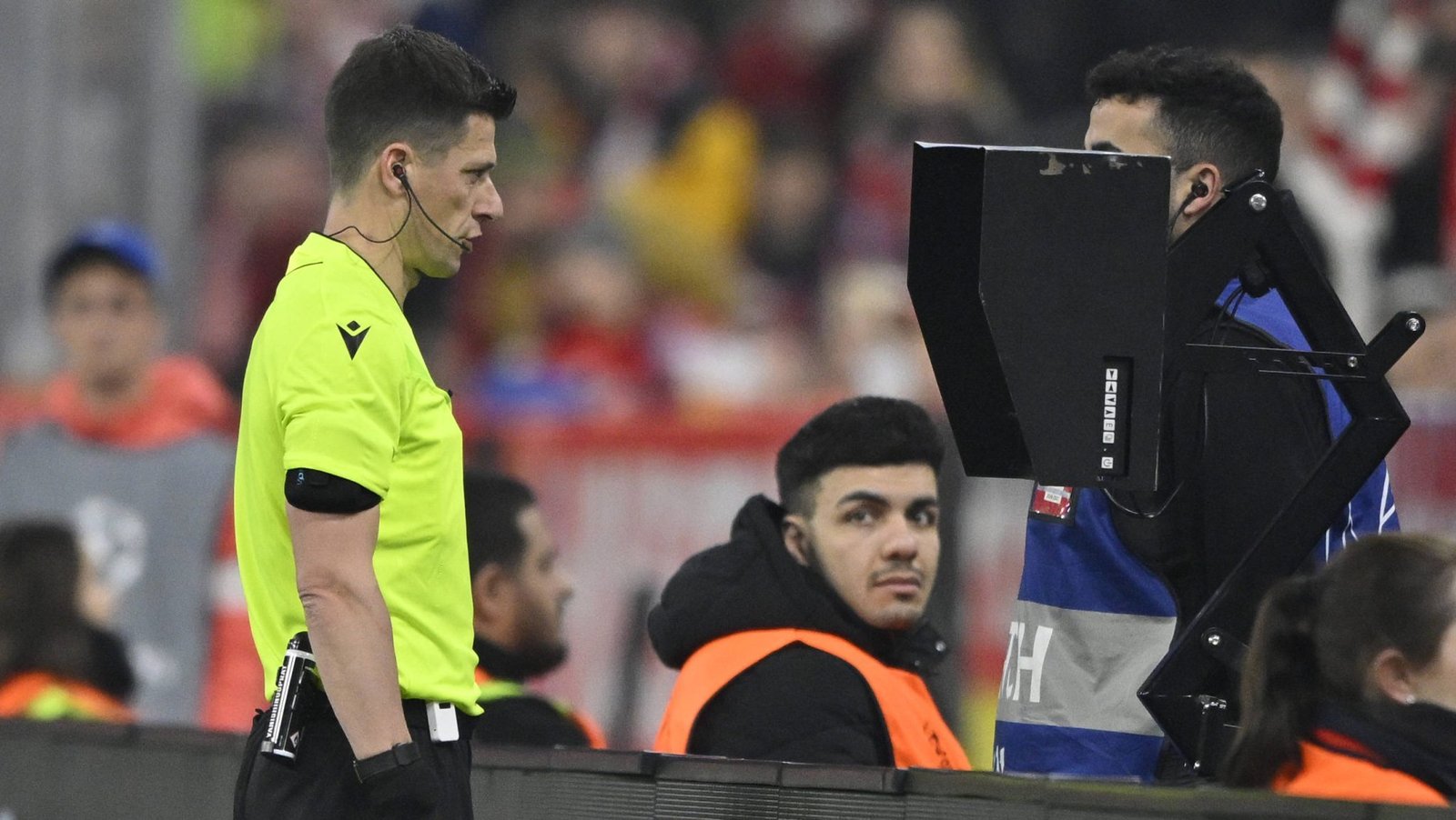 Árbitro realiza checagem no VAR durante jogo da Champions (Foto: IMAGO / Michael Weber)