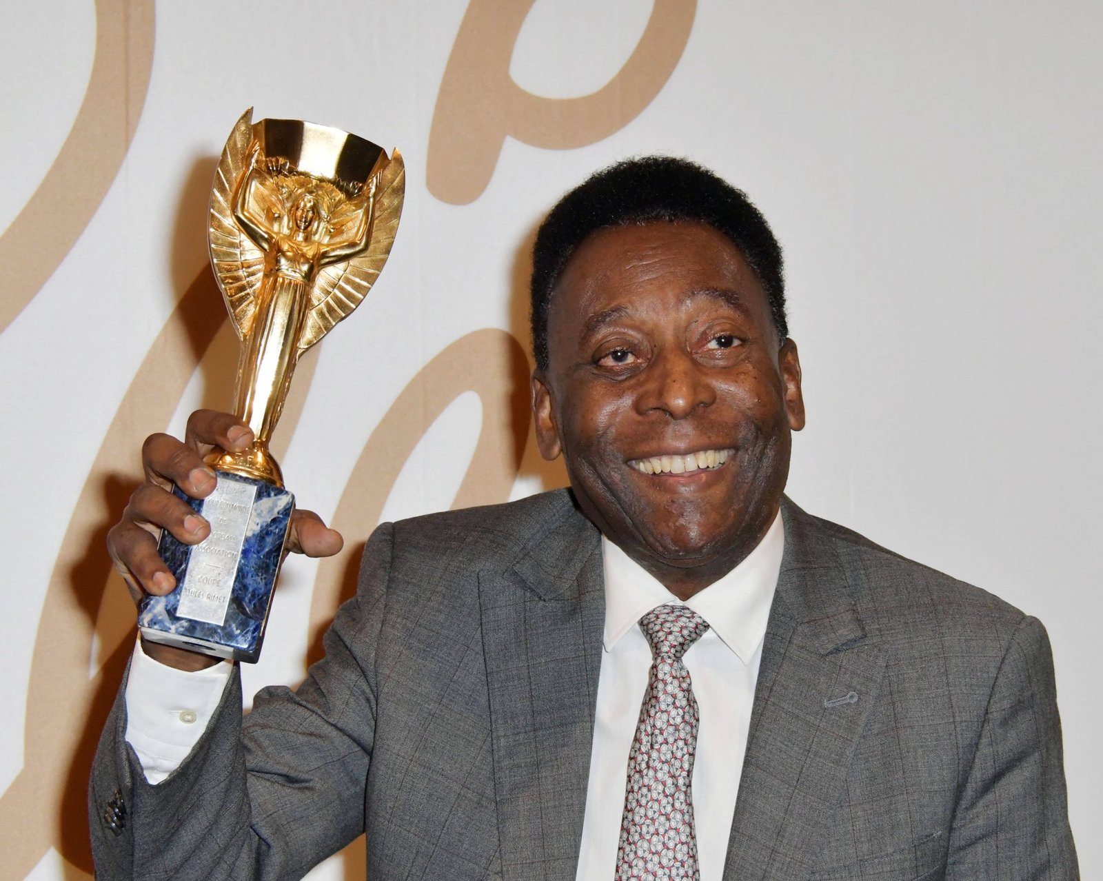 Pelé com a taça da Copa do Mundo de 1970 (Foto: IMAGO / Capital Pictures)