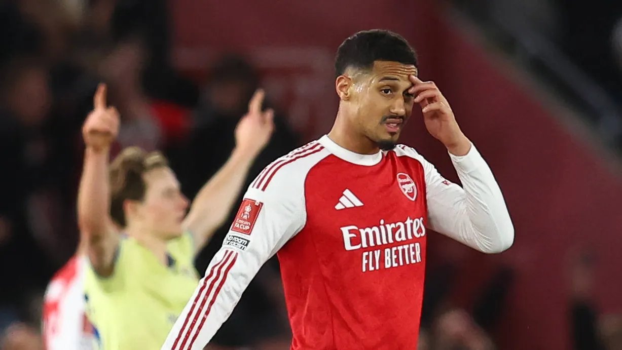 Saliba lamenta durante derrota do Arsenal (Foto: IMAGO / Sportimage)