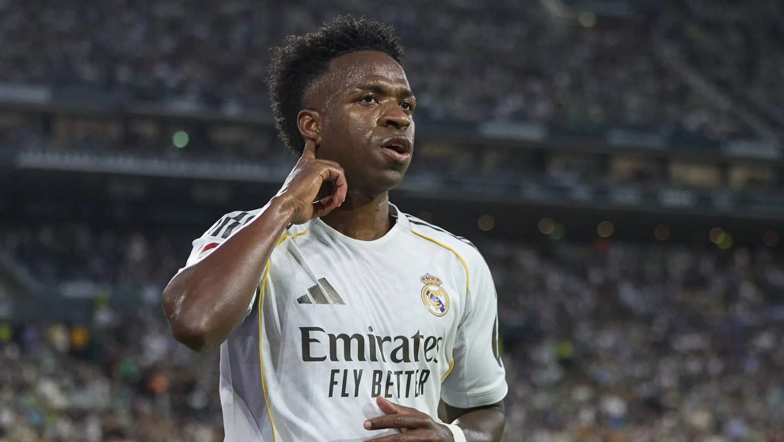 Vinicius Júnior celebra gol pelo Real Madrid (Foto: Gabriel Colchero / Photo Players Images / Im...
