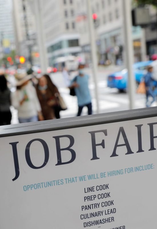 Anúncio de feira de emprego em Nova York (Foto: REUTERS/Andrew Kelly)