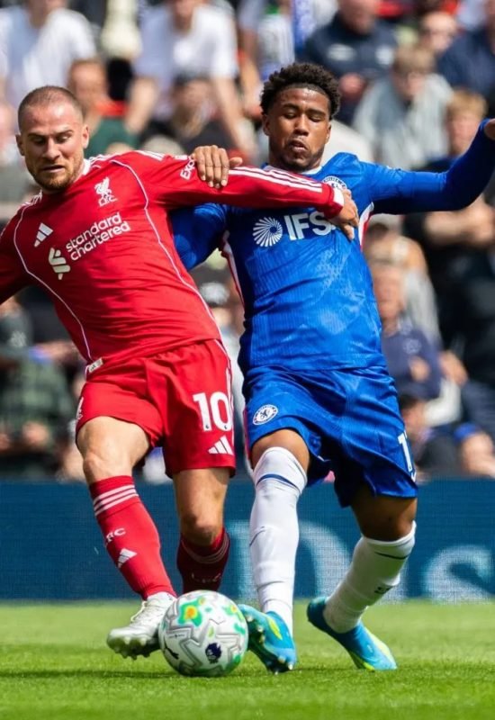 Alexis Mac Allister e Andrey Santos durante Liverpool x Chelsea (Foto: Imago/Propaganda Photo)