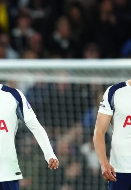 Bentancur e Van de Ven lamentam gol sofrido pelo Tottenham (Foto: IMAGO / Craig Mercer)